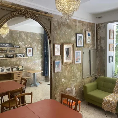 La Petite Maison Des Carrierrettes بيت للعطل *